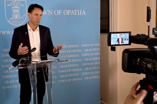 Redovna konferencija za novinare: Prve izmjene Proračuna za 2026. godinu, kreditno zaduženje za novu školsku sportsku dvoranu i izmjene uvjeta parkiranja